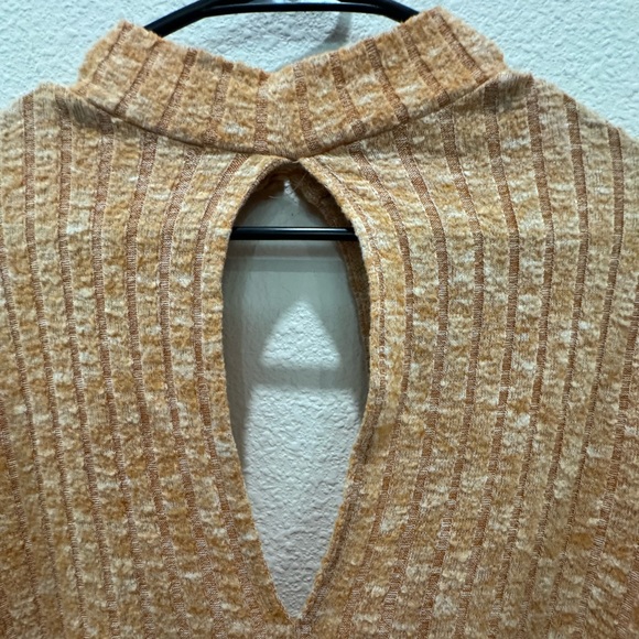 GENTLY USED WILLOW & ROOT BACKLESS SWEATER - Picture 2 of 5